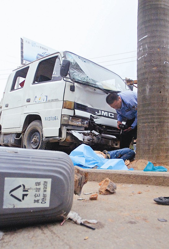 金尚路:货车冲上公交站 一等车女子被压死