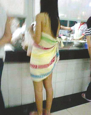 <em>女大学生</em>没素质裹浴巾食堂打饭_新闻中心_新