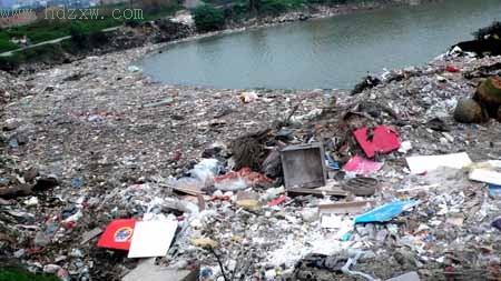 榕城河流固体污染严重成垃圾场