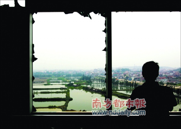 黑风卷过 房倒屋塌