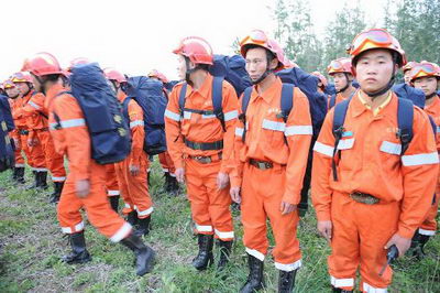 解放军紧急启动应急预案应对四川汶川地震