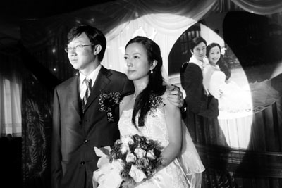 两位新娘记者脱下婚纱就去采访