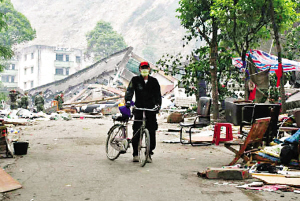 刘永行之子徒步两入映秀 过塌方点险被巨石砸