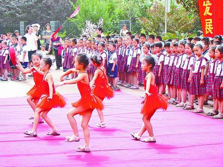迎奥运五百孩子抖空竹 文化绿城双语小学举行