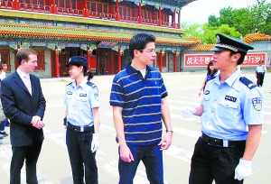 府右街180名民警双语上岗