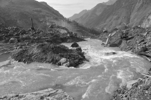 青川石板沟堰塞湖 今日8吨炸药爆破