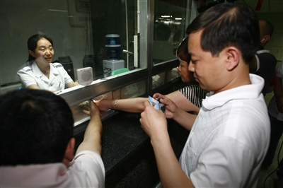 乘客进入车站需要刷卡通过扇形闸机门,出站时持一卡通乘客需要国内