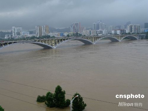 柳州市壶东大桥段已是一片沼国.中新社发 周潇男 摄