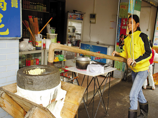 石磨弄上西樵山做出别样豆腐花