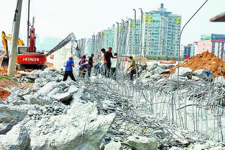 "站偏"挡墙被推倒重建 中州大道农业路高架桥部分桥段