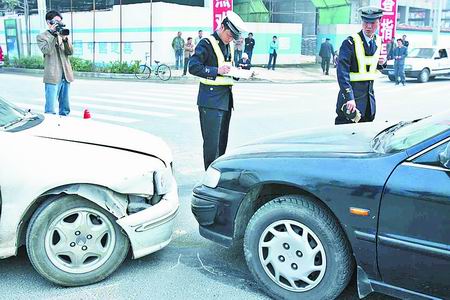 警察依赖症使得交通事故快速处理快不起来 交
