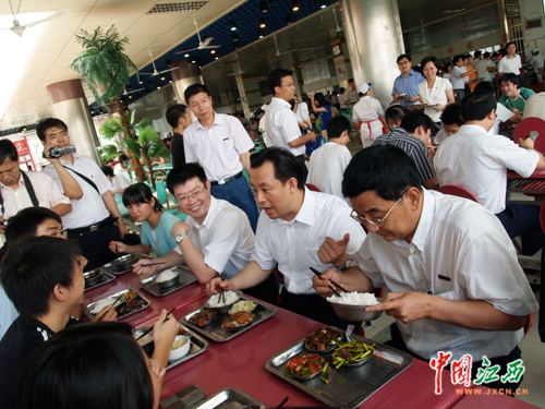 特写:团中央书记处第一书记陆昊的午餐(组图)