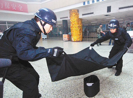 门诊楼"弹"引爆防暴队制服"歹徒"