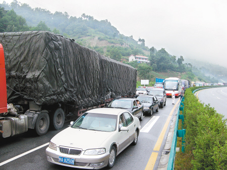 陕西西汉高速3000余辆车被堵12小时(图)