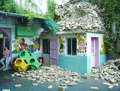 幼儿园惊险一幕轰!一堆砖头房顶垮下