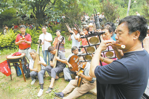 21名西安民间古乐艺人和17名来自北京的残疾人音乐爱好者在西安市长安