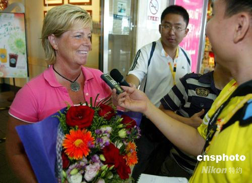 前中国女足主教练多曼斯基现身首都国际机场