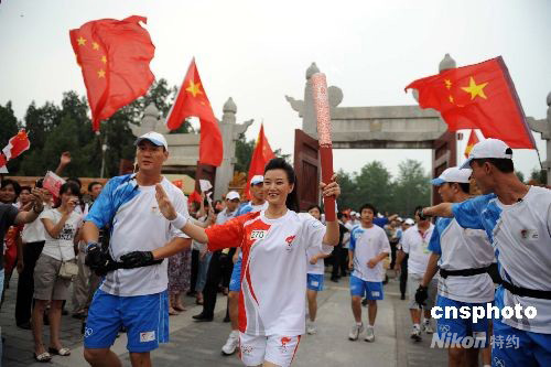 图:宋祖英在北京地坛传递奥运火炬