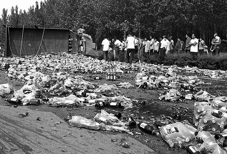 一辆满载啤酒的机动三轮车与一辆救护车相撞后