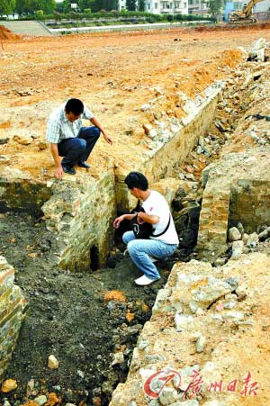 广州清新县中学操场下发现数千平米地道(图)