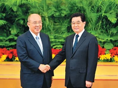 国民党广告牌悬挂*吴伯雄握手照(图)