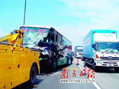 广东虎门大桥三车连环相撞1死2伤
