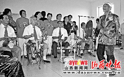 吃块月饼查个身体再听段戏(图)