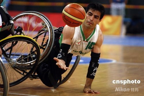 图:北京残奥会轮椅篮球比赛激烈精彩