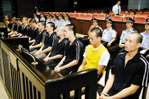 今天上午,广州市中级人民法院对以被告人冯志希,冯志钊两兄弟为首要