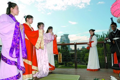 上海50名青年身穿汉服焚香祭月(图)