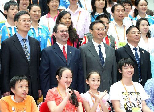 残奥运动员与四川灾区残疾人代表参观外交部