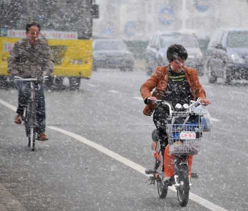 哈尔滨迎入冬首场降雪气温一日骤降15℃