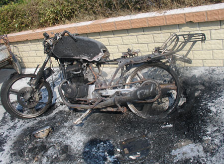 洞头两辆摩托车莫名被烧 只剩残骸