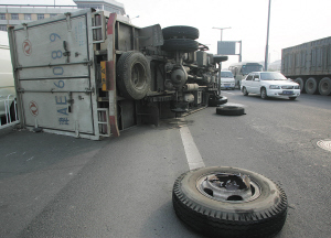 一辆箱式小货车爆胎翻车,导致三辆汽车相撞,因为事故车占据非机动车道