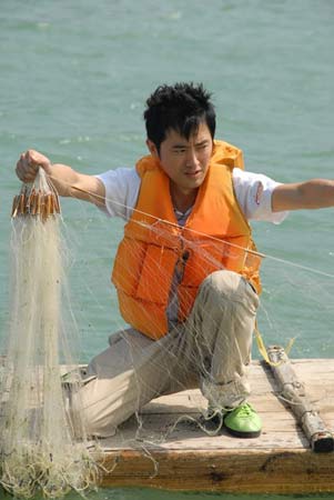 名誉船长任泉涉水登陆汕头南澳岛