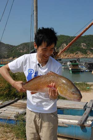名誉船长任泉涉水登陆汕头南澳岛
