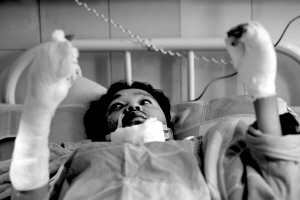 的哥遇匪抓刃夺刀受伤后开车2里求助