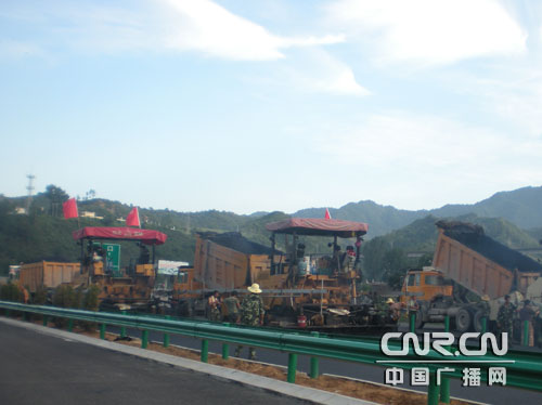 武警官兵奋战18月建成包茂高速秦岭段公路