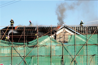 在建别墅屋顶起火