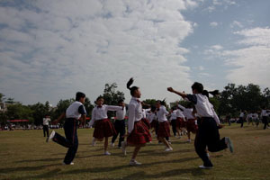 屯昌中学,红旗中学,向阳中心小学等六所学校获