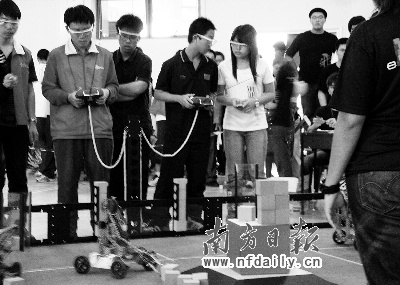 石龙中学机器人小组参加国际比赛