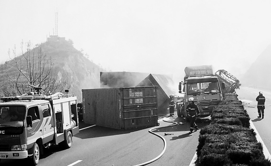 甬金高速嵊州段5车追尾 6人身亡