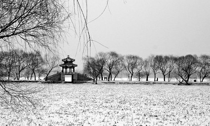 昨日,北京降下初春的第一场雪,颐和园美景如画,给观光的游客带来