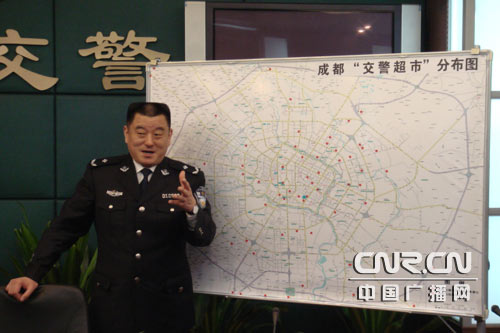 成都交警服务站进社区 百姓办理业务更方便