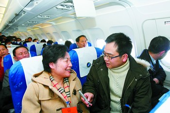 湖南人大代表在赴京飞机上齐唱国歌(图)