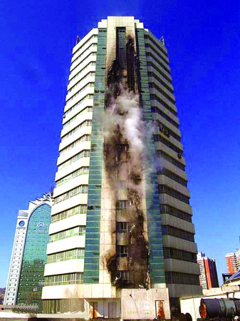 乌鲁木齐国贸大厦突起大火