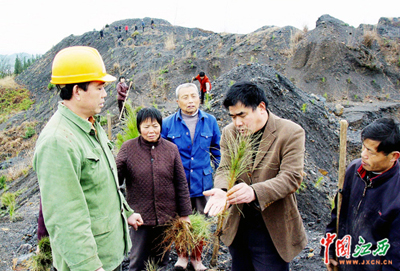 横峰人口_横峰二中教师图片(2)