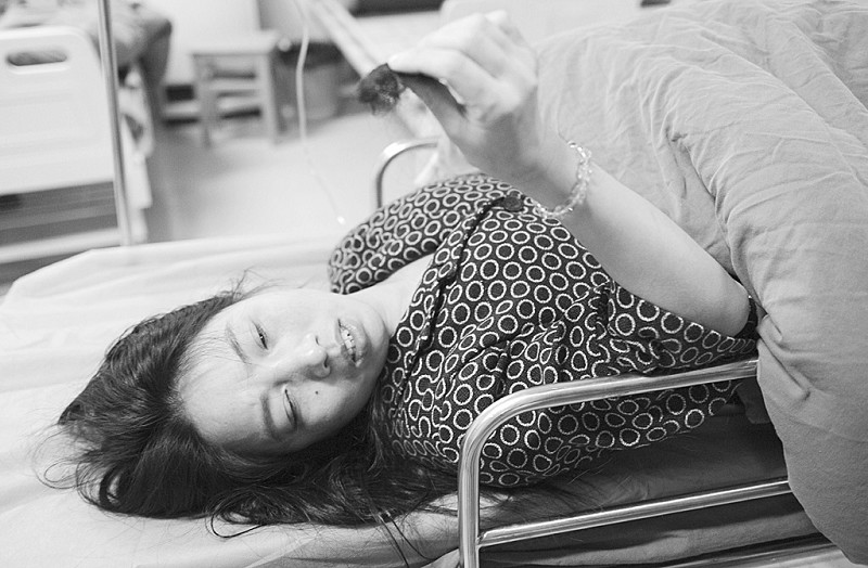 闹剧 女房客<em>扯下</em>房东的<em>头发</em>_新闻中心_新浪网