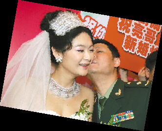 赵亮与妻子胡敬的婚礼在成都举行