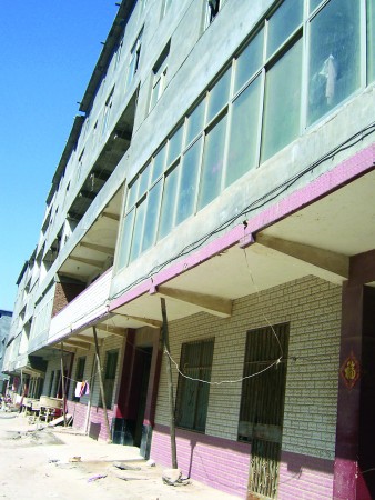 这些楼房的一二层多是已经有些年头的黄色或者